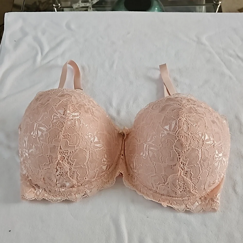 Marilyn Monroe  bras sz 38DD color peach lace in good condition
